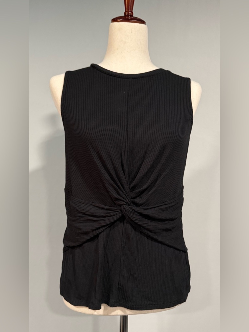 Simply Vera Vera Wang Women’s Ribbed Black Sleeveless Twist-Front Top